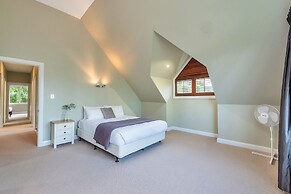 Castor Bay Home near Albany Sleeps 9