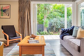 Castor Bay Home near Albany Sleeps 9