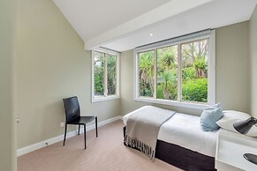 Castor Bay Home near Albany Sleeps 9