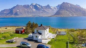 Private Cozy House by the Fjord