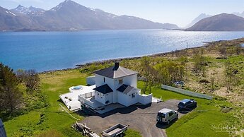 Private Cozy House by the Fjord
