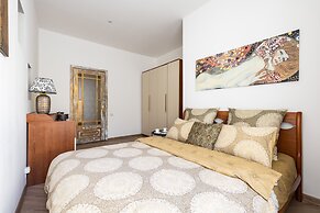 Art Apartment on Nevskiy Avenue