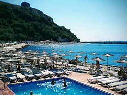 Stunning Beach Apart-sleeps 5! Pool & Sea Views!