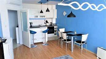 Stunning Beach Apart-sleeps 5! Pool & Sea Views!