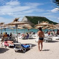 Stunning Beach Apart-sleeps 5! Pool & Sea Views!