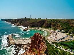 Stunning Beach Apart-sleeps 5! Pool & Sea Views!