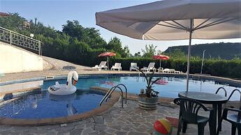 Stunning Beach Apart-sleeps 5! Pool & Sea Views!