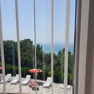 Stunning Beach Apart-sleeps 5! Pool & Sea Views!