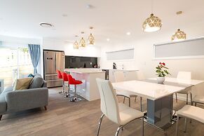 Brand New 5BR home with view of the sea