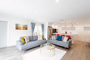 Brand New 5BR home with view of the sea