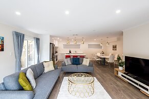 Brand New 5BR home with view of the sea