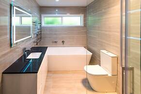 Brand New 5BR home with view of the sea