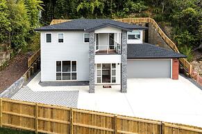 Brand New 5BR home with view of the sea