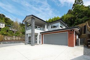 Brand New 5BR home with view of the sea