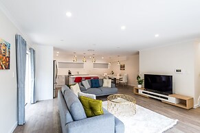 Brand New 5BR home with view of the sea