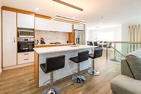 Brand New 5BR home with view of the sea