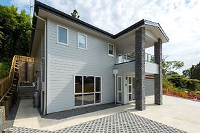 Brand New 5BR home with view of the sea