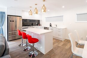 Brand New 5BR home with view of the sea