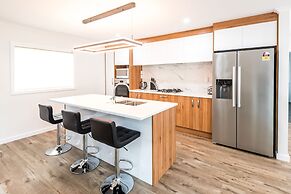 Brand New 5BR home with view of the sea