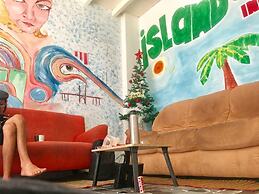 B&L Islanders Inn - Hostel