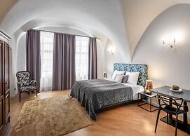 Chateau 9 Apartments by Adrez Living