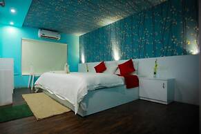 Premium Luxury Houseboat