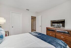 Spacious 4BD Town Home With Private Patio - Near Disney Parks AND Golf