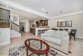 Spacious 4BD Town Home With Private Patio - Near Disney Parks AND Golf
