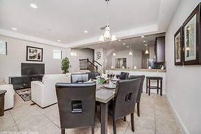 Spacious 4BD Town Home With Private Patio - Near Disney Parks AND Golf