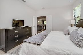 Spacious 4BD Town Home With Private Patio - Near Disney Parks AND Golf