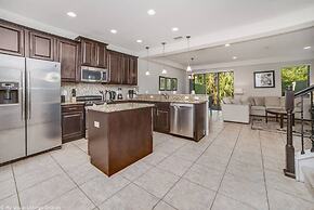Spacious 4BD Town Home With Private Patio - Near Disney Parks AND Golf