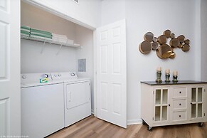 Spacious and Lovely 3BD Unit With Balcony, Close to the Convention Cen