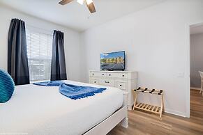 Spacious and Lovely 3BD Unit With Balcony, Close to the Convention Cen