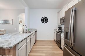 Spacious and Lovely 3BD Unit With Balcony, Close to the Convention Cen