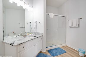 Spacious and Lovely 3BD Unit With Balcony, Close to the Convention Cen