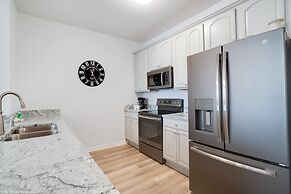 Spacious and Lovely 3BD Unit With Balcony, Close to the Convention Cen