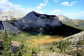 WindTower Resort - 1 BR Suite or 1 Single Room