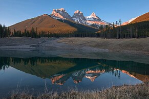 WindTower Resort - 1 BR Suite or 1 Single Room