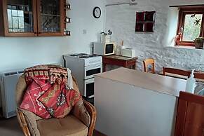 Inviting 2-bed Cottage in Newcastle Emlyn