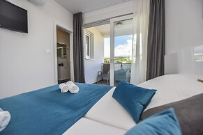 Pool Apartments & Rooms Mare