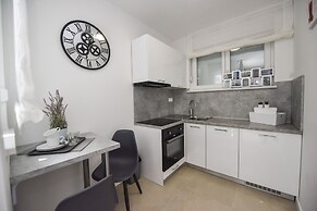 Pool Apartments & Rooms Mare