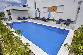 Pool Apartments & Rooms Mare