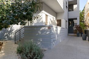 Spacious Modern Apt 1 Step To Beach