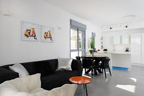 Spacious Modern Apt 1 Step To Beach