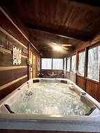 Leave the Stress Behind!- Private hot Tub, pet and Motorcycle Friendly