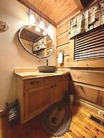 Leave the stress behind!- private hot tub, pet and motorcycle friendly