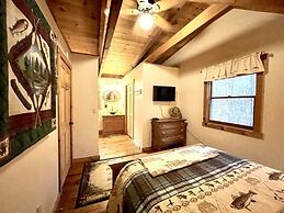 Leave the stress behind!- private hot tub, pet and motorcycle friendly