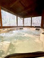 Leave the stress behind!- private hot tub, pet and motorcycle friendly