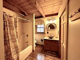 Leave the stress behind!- private hot tub, pet and motorcycle friendly