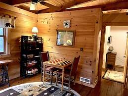 Leave the stress behind!- private hot tub, pet and motorcycle friendly